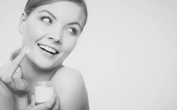 Woman applying moisturizing cream — Stock Photo, Image