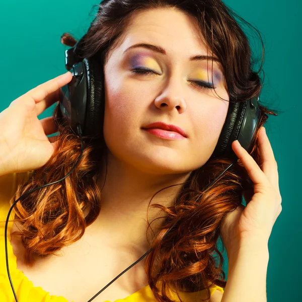 Chica en grandes auriculares escuchando música mp3 relajante —  Fotos de Stock