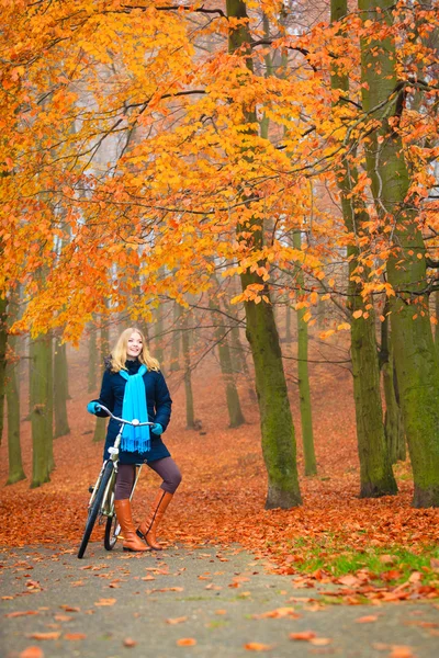 Mulher ativa andar de bicicleta — Fotografia de Stock