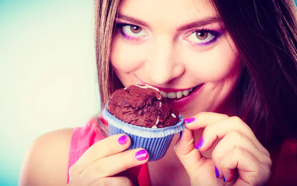 Usmívající se žena drží čokoládový dort v ruce — Stock fotografie