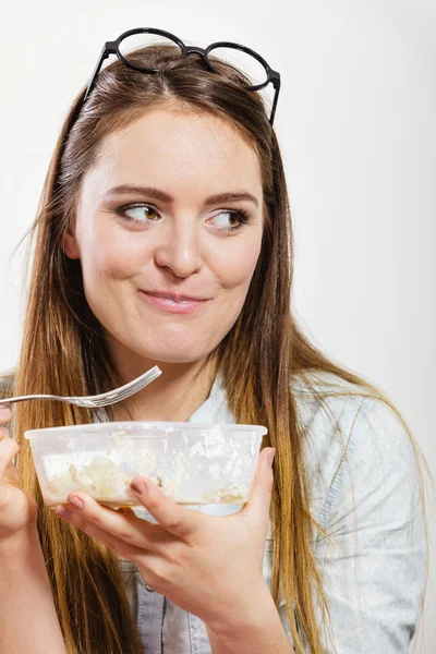 Frau isst frischen Gemüsesalat. — Stockfoto