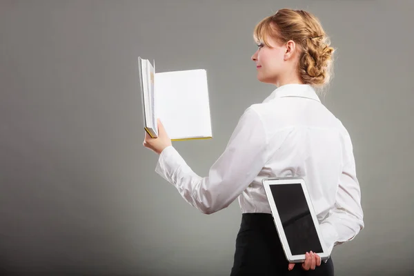 Mulher aprendendo com ebook e livro. Educação . — Fotografia de Stock