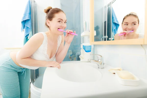 Mulher escovando dentes de limpeza. Higiene oral . — Fotografia de Stock
