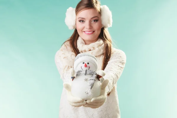 Femme mignonne souriante avec petit bonhomme de neige. Hiver . — Photo