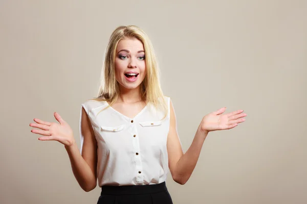 Chica confundida atractiva en gris — Foto de Stock