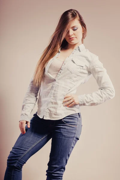 Модная женщина в джинсовых штанах рубашки — стоковое фото