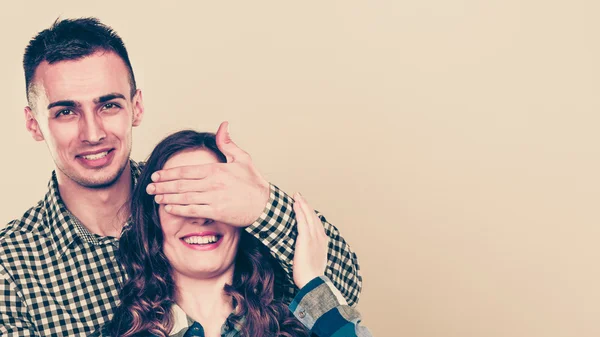 Man covering woman eyes for surprise. — Stock Photo, Image