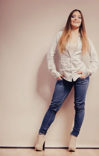 Mujer de moda en pantalones de mezclilla camisa — Foto de Stock