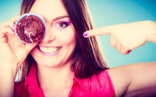 Lustige Frau hält Kuchen in der Hand und verdeckt ihr Auge — Stockfoto