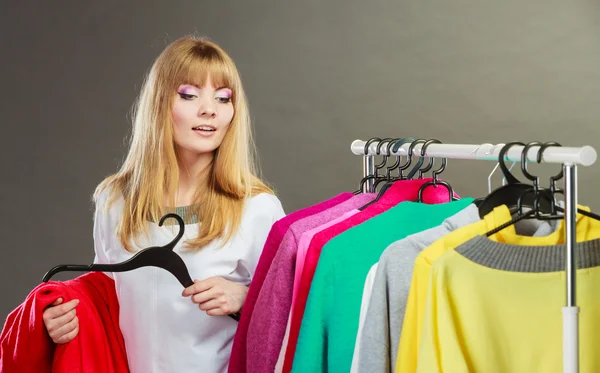 Hübsches Mädchen mit neuem Kleiderschrank. — Stockfoto