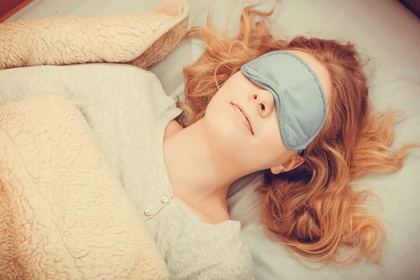 Donna addormentata che indossa la maschera del sonno bendata . — Foto Stock