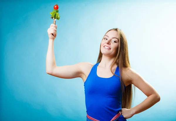 Adatta ragazza con cibo vegetariano. — Foto Stock