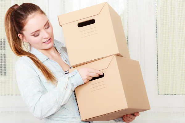 Woman moving into apartment house carrying boxes. — Stock Photo, Image