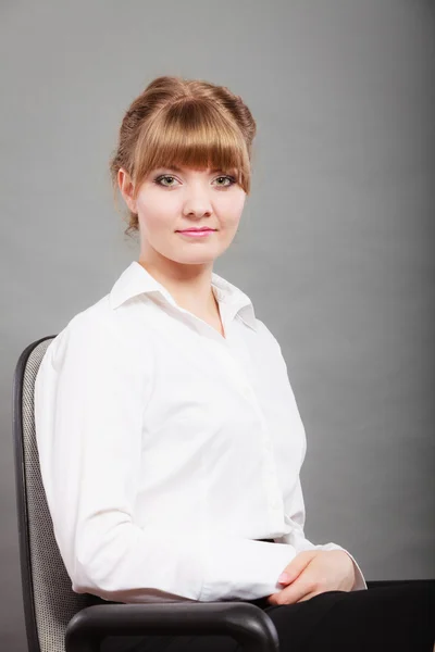 Retrato de elegante jovem empresária gerente — Fotografia de Stock