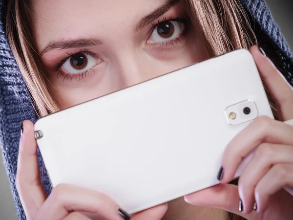 Mujer joven escondida detrás del teléfono . — Foto de Stock