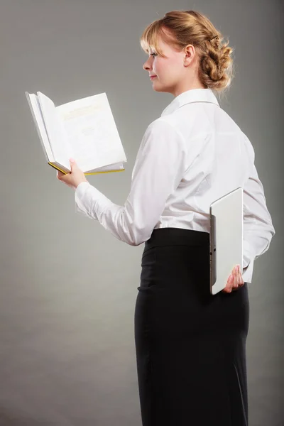 Kvinna lärande med ebook och bok. Utbildning. — Stockfoto
