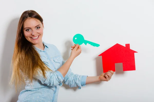 Woman and paper house. Housing real estate concept — Stock Photo, Image