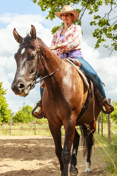 Mujer vaquera occidental montando a caballo. Actividad deportiva — Foto de Stock