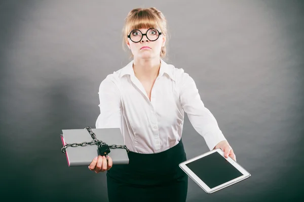 Donna con documento e tablet. Archiviazione digitale . — Foto Stock