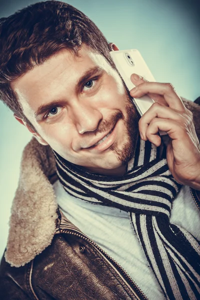 Hombre con la cara medio afeitada hablando en el teléfono móvil . —  Fotos de Stock