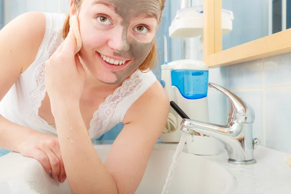 Vrouw verwijderen klei modder masker — Stockfoto