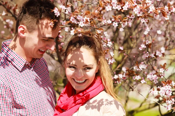 Casal apaixonado andando no parque no dia ensolarado da primavera — Fotografia de Stock