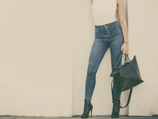 Woman in high heels shoes holds handbag — Stock Photo, Image