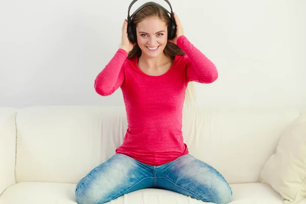 Vrouw die naar muziek luistert. — Stockfoto