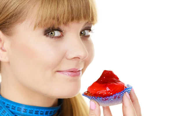 Woman holds cupcake trying to resist temptation — Stock Photo, Image