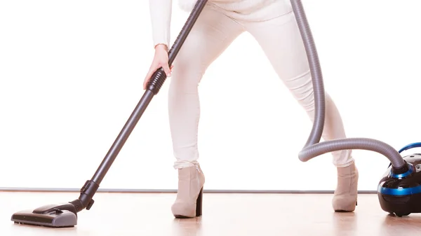 Vrouw stofzuigen het huis. — Stockfoto