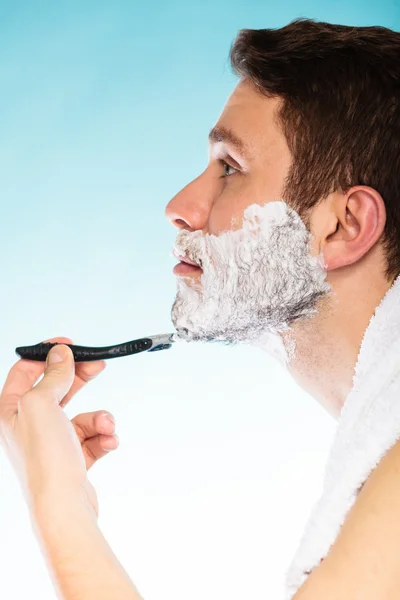 Young man shaving using razo — Stock Photo, Image