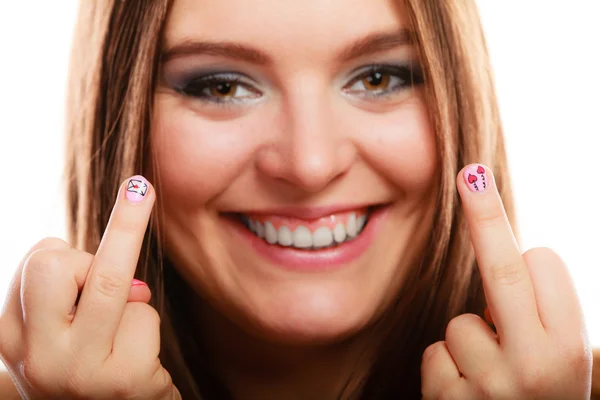 Mulher mostrando unhas design do coração — Fotografia de Stock