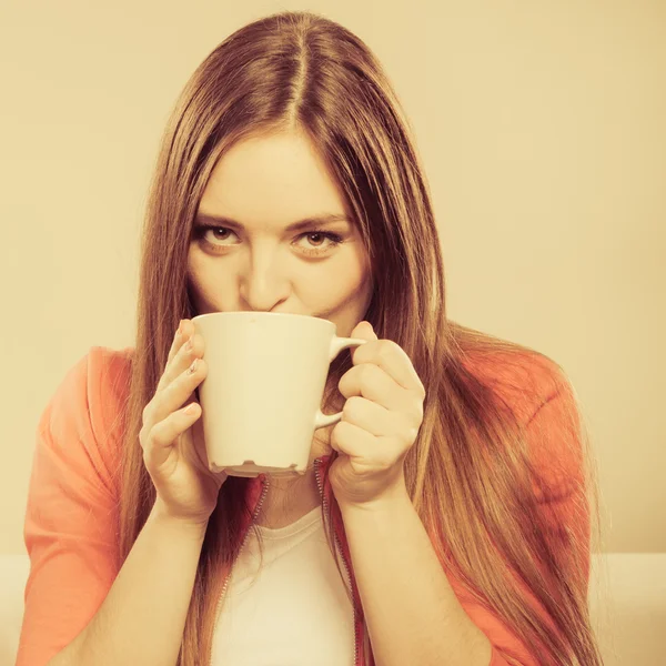 Mujer bebiendo taza de café — Foto de Stock