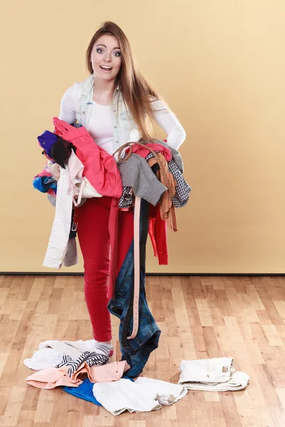 Woman carrying dirty clothes. — Stock Photo, Image