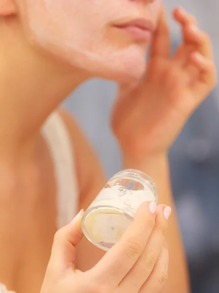 Mujer aplicando crema — Foto de Stock