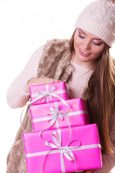 Kutuları olan güzel bir moda kadını. Noel. — Stok fotoğraf