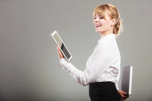 Ragazza in possesso di tablet digitale — Foto Stock