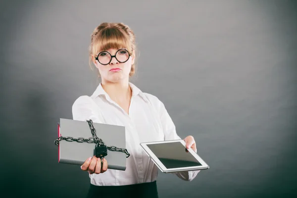 Bizneswoman gospodarstwa dokumentu i tabletki — Zdjęcie stockowe