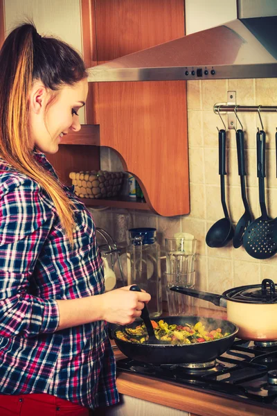 Mulher na cozinha cozinhar legumes — Fotografia de Stock