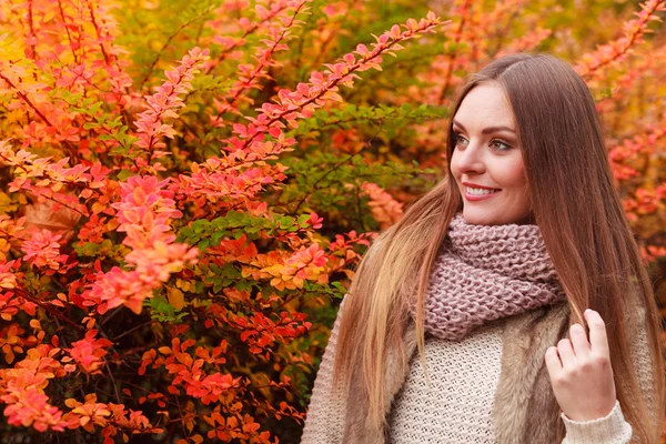 Modisches Mädchen im Freien. Herbst — Stockfoto