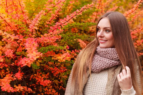 Fille à la mode à l'extérieur. Automne — Photo