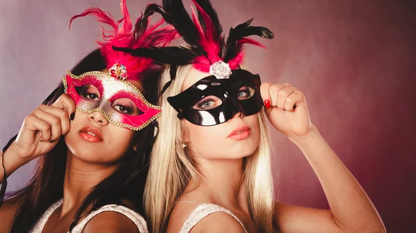 Twee vrouwen met carnaval Venetiaanse maskers — Stockfoto