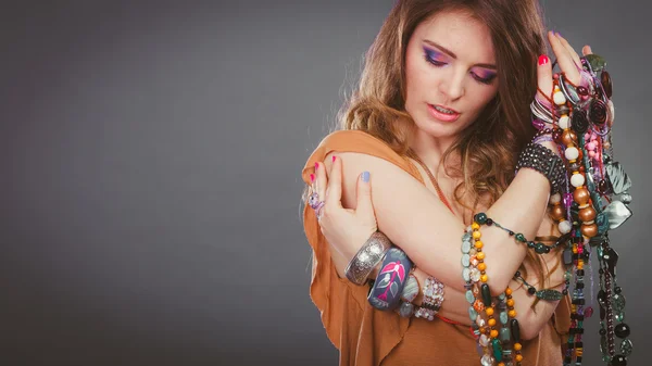 Mujer bonita con collares de joyería pulseras anillo —  Fotos de Stock