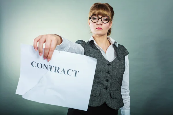 Mulher de negócios infeliz mostrando contrato amassado — Fotografia de Stock
