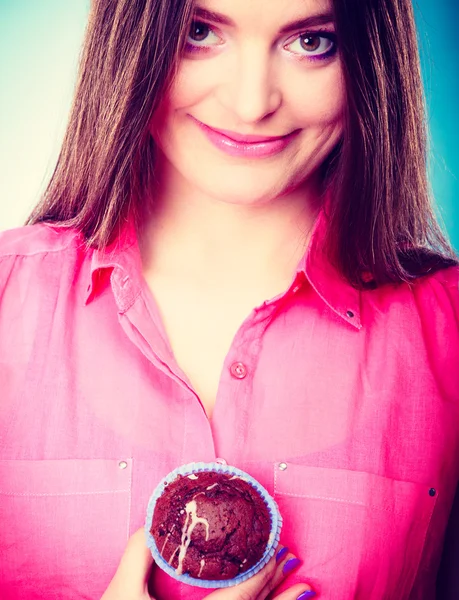 Lächelnde Frau hält Schokoladenkuchen in der Hand — Stockfoto