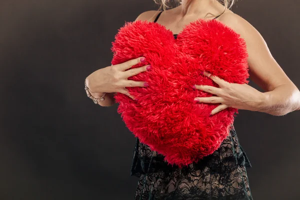Femme mature câlin grand coeur rouge — Photo