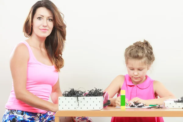 Petite fille travailler avec maman — Photo