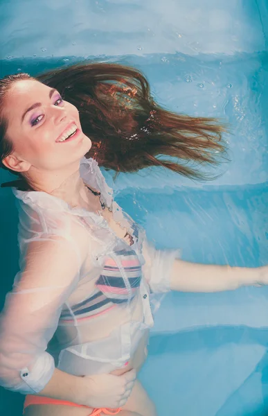 Donna galleggiante in piscina acqua — Foto Stock