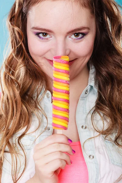 Summer woman eating popsicle ice pop cream — Stock Photo, Image