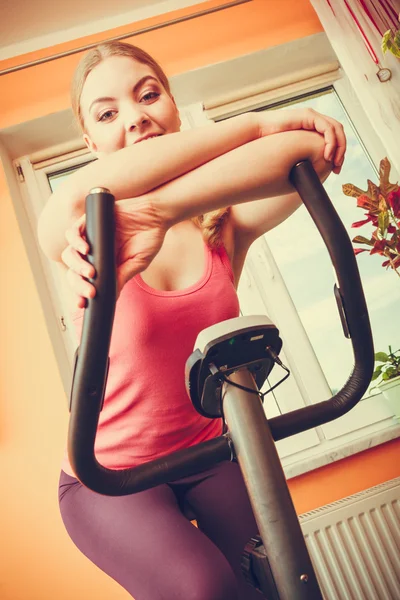 Žena, cvičit na rotopedu. Fitness. — Stock fotografie
